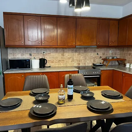 Center Stylish New 2 Bd With Balcony *