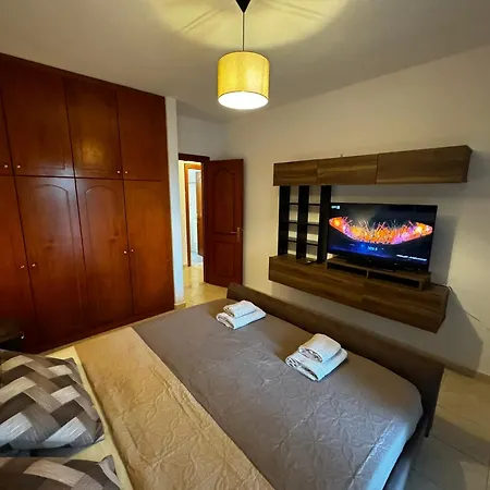 Center Stylish New 2 Bd With Balcony