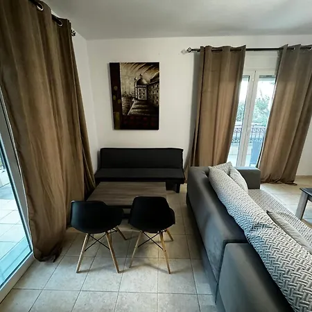 Apartment Center Stylish New 2 Bd With Balcony