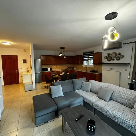 Apartment Center Stylish New 2 Bd With Balcony *