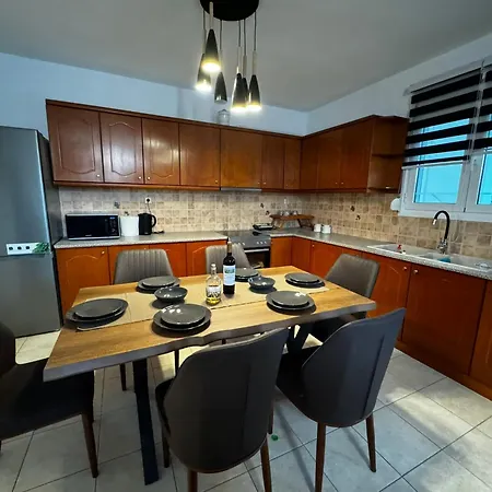 Center Stylish New 2 Bd With Balcony