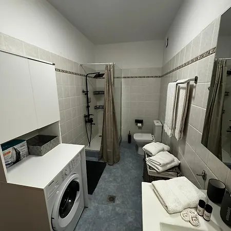 Apartment Center Stylish New 2 Bd With Balcony