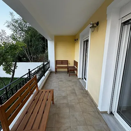 Center Stylish New 2 Bd With Balcony *