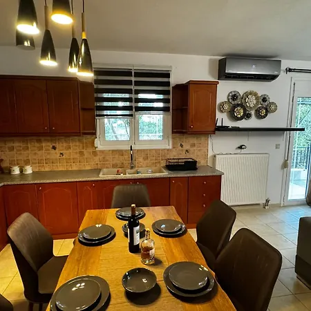 Center Stylish New 2 Bd With Balcony