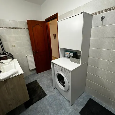 Center Stylish New 2 Bd With Balcony דירה