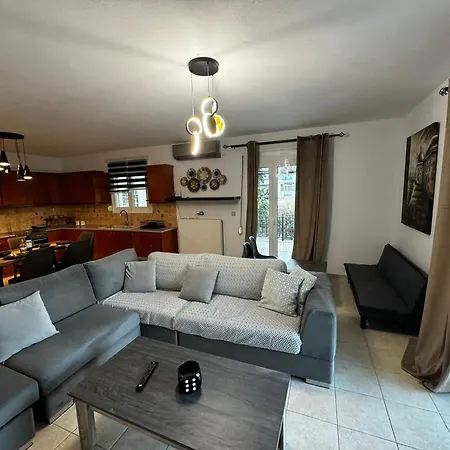 Center Stylish New 2 Bd With Balcony